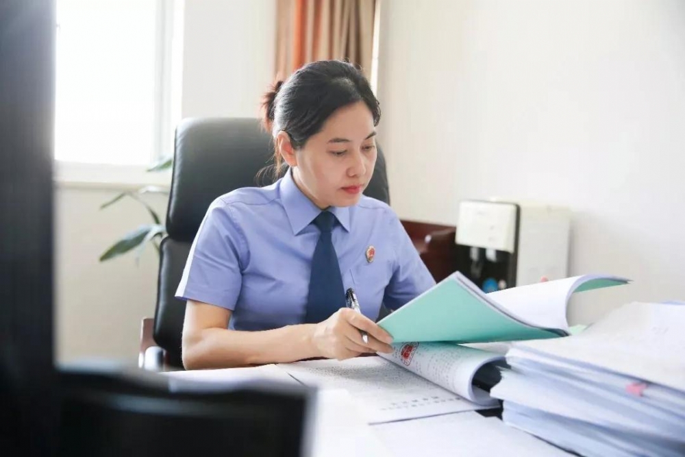 【弘揚英模精神】一位甘冒“職業風險”的駐獄檢察官——記重慶市檢察院第五分院派駐重慶市女子監獄檢察室主任柴冬梅